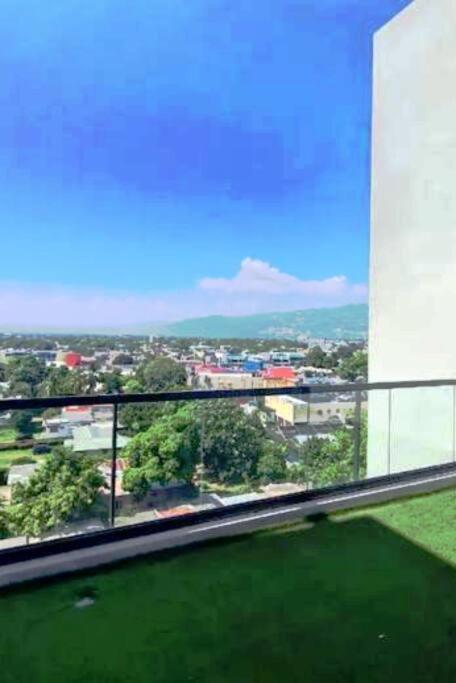 Parkhurst Lux Condo Near Devon House Kingston Buitenkant foto